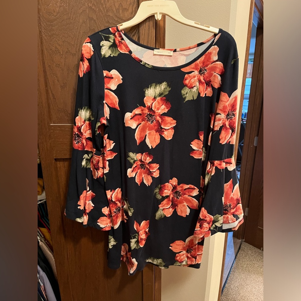 Floral bell sleeve top. Size XL